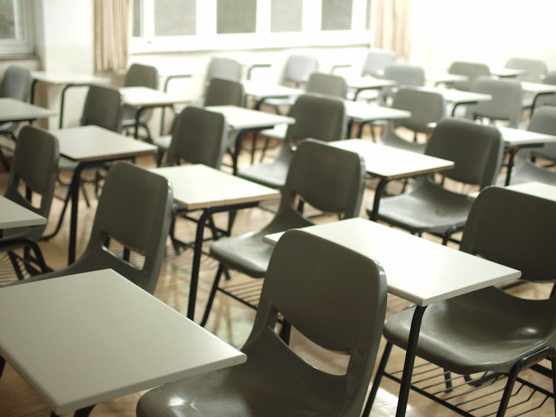 white-table-with-black-chairs-pc91jm1dlwa